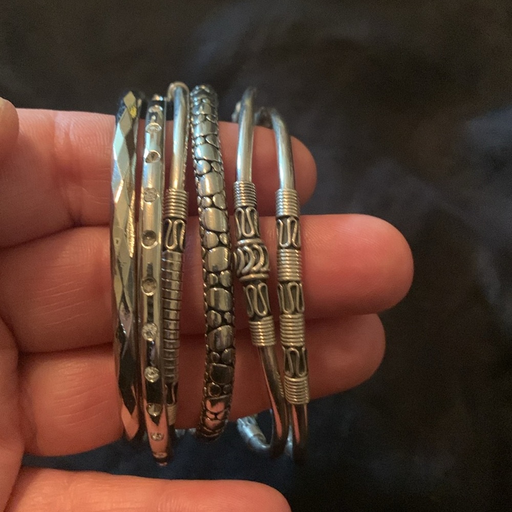 Set of 6 bangle bracelets. - Picture 2 of 4